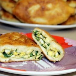 Пиріжки з зеленою цибулею і яйцем, смажені на сковороді пять простих покрокових рецептів